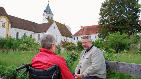 Dieter Fischer im Klostergarten mit einem Hospizgast