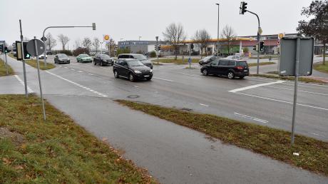 Die Kreuzung der beiden Kreisstraßen südlich von Kaufering ist ein Unfallschwerpunkt. Deswegen wurden in der Vergangenheit bauliche Veränderungen untersucht. Nun wurde eine fünfte Variante vorgestellt.