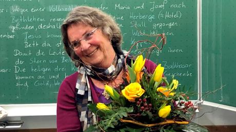Mit einem großen Blumenstrauß wurde Zoja Hagelüken in den Ruhestand entlassen. Die 76-Jährige gab über 40 Jahre an der VHS englische Konversation.