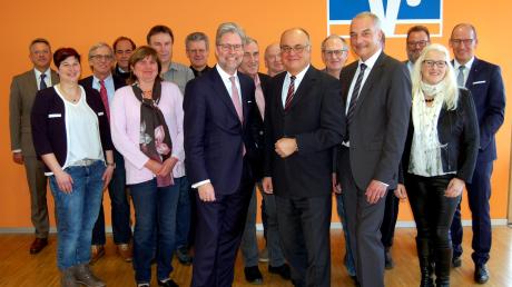 Manfred Stagl (vorne Mitte) wurde nach 19-jähriger Vorstandstätigkeit in der VR-Bank Starnberg-Herrsching-Landsberg verabschiedet. 	 	