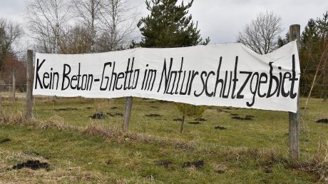 Unter anderem mit diesem Banner demonstrierten Anwohner gegen das geplante Baugebiet in Dornstetten.