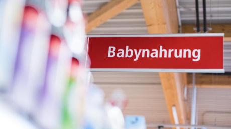 In einem Drogeriemarkt in Günzburg hat eine 28-jährige Frau Babynahrung gestohlen. 