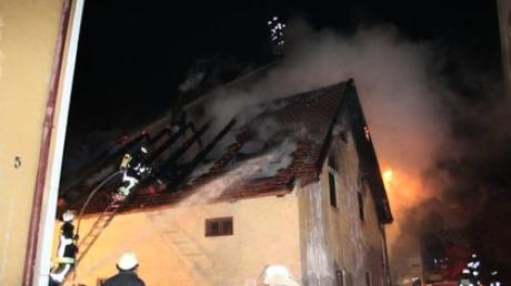 Ein Haus in Aichach ist in der Nacht auf Freitag völlig niedergebrannt.