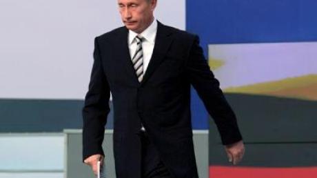 Bereitet Putin in Wahrheit eine dritte Amtszeit als Präsident vor?