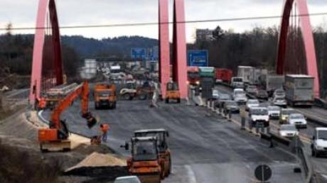 Noch wird fleißig gearbeitet - doch schon nächste Woche soll die A8-Lechbrücke zwischen Augsburg und Gersthofen befahrbar sein. 