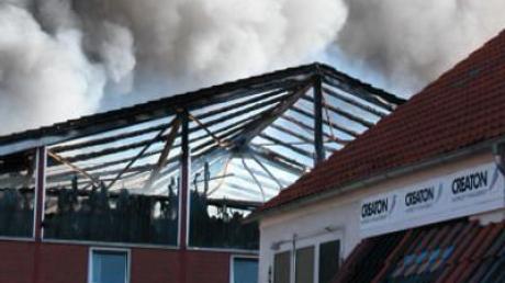 Im Mai 2007 stand eine große Rauchwolke über dem Creaton-Werk in Wertingen (Archivfoto). Ein Brand im September 2008 ging glimpflicher aus, auch wenn auf 60 Quadratmeter Fläche das Dach einer Trocknungshalle einstürzte.