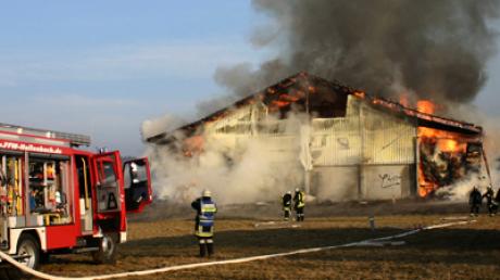 Ein Stadl am Ortsrand von Untergrießbach steht in Flammen. Fotos von Claudia Bammer und Carmen Kreutmeier.