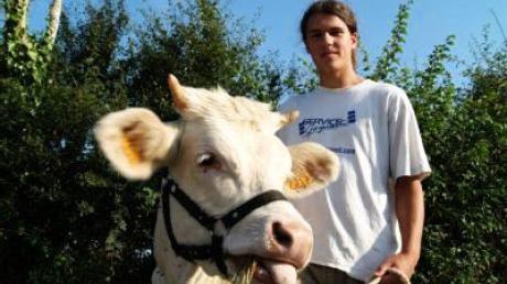 Mit einer Kuh auf Wanderschaft in Frankreich