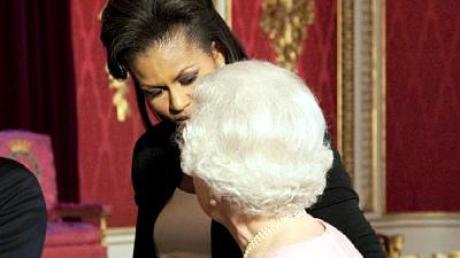 Michelle Obama umarmt die Queen