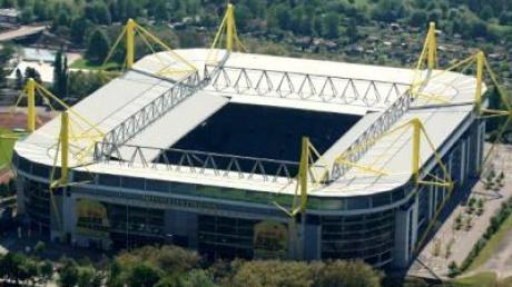 Borussia Dortmund trägt seine Bundeliga-Heimspiele im Signal Iduna Park aus. Früher war die Arena als Westfalenstadion bekannt.