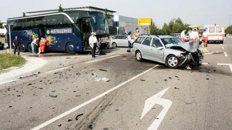 Schwerer Verkehrsunfall auf der Ostumgehung bei Nördlingen: Ein Auto prallte gegen einen Schulbus.