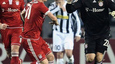Bayerns Torwart Hans-Joerg Butt (v.r.) feiert mit BastianSchweinsteiger und Ivica Olic (Kroatien) seinen Elfmeter-Treffer zum1:1. 