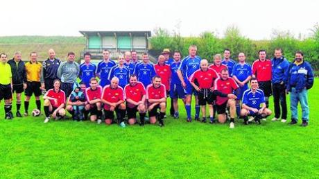 Der mit vielen Sportprominenten besetzte FC Sternstunden (rote Trikots) war erneut zu einem Benefizkick in Egling zu Gast. Fotos: SC Egling