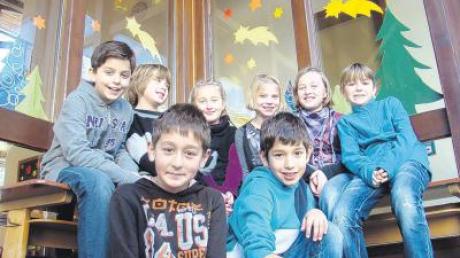 Weihnachten international: Haris, Joey, Simone, Mona, Franziska, Luca (hinten von links), Daniel und Baha (vorne von links) von der Grundschule Türkheim.  