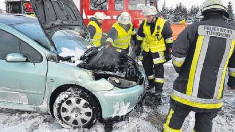 Bei Türkheim hat gestern Nachmittag ein Auto gebrannt. Die Feuerwehrleute bekamen das Feuer schnell in den Griff.