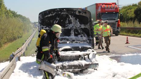 Die Feuerwehr konnte das brennende Auto auf der Autobahn löschen. 