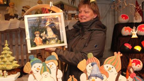 Gabi Weber ist auf dem Türkheimer Weihnachtsmarkt mit adventliche Keramik und Krippen vertreten.