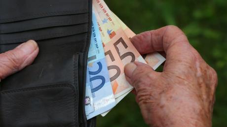 Ein 76-Jähriger vermisst nach dem Besuch des Feuerwehrfestes in Fleinhausen seinen Geldbeutel.