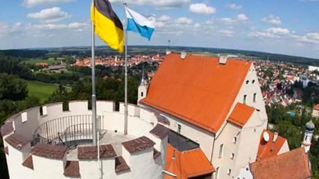 Weit ins Land hinaus und in die Kreisstadt hinab reicht der Blick vom Turm der Mindelburg. Das Burggebäude selbst ist für die Öffentichkeit nicht zugänglich. Hier hat der Verlag Sachon seine Büros untergebracht. 	