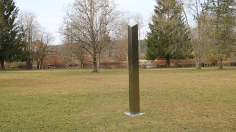 In Bad Wörishofen steht an exponierter Stelle ein Metall-Monolith. Wer ihn gebaut hat und wie der dorthin kam, ist unklar. 