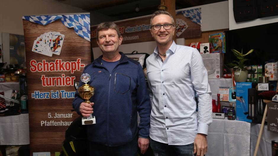 Rainer Brenner aus Dietmannsried hatte 181 Gute und gewann den begehrten Motorroller. Organisator Benjamin Adelwarth (rechts) überreichte dem Sieger den Pokal.