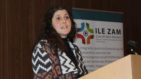 Ulrike Daufratshofer stellte das Projekt "Soziale Gemeindeentwicklung"  sowie Ergebnisse einer ersten Bürgerumfrage in Oberrieden vor.