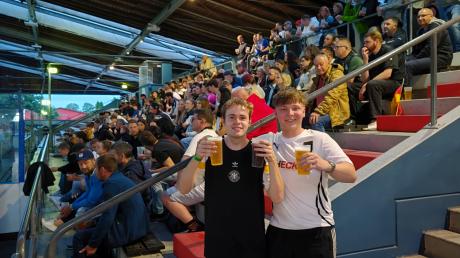 Im sehr gut besuchten Wörishofer Eisstadtion herrschte Fußballarena-Feeling als die Fans gemeinsam das Eröffnungsspiel der Europameisterschaft anschauten.