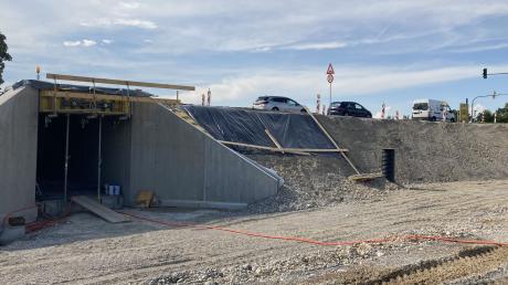Der neue Radwegetunnel kurz vor der A96-Auffahrt Bad Wörishofen ist eingebaut. Die Baustelle ist aber noch in vollem Gange. 