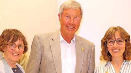 Als letzte Amtshandlung der scheidenden Rotary-Präsidentin, Conny Hackenberg (rechts), und erste Tat ihrer Nachfolgerin, Ursula Maier, wurde Clubsekretär Herbert Stork mit seinem zweiten Paul Harris Fellow ausgezeichnet.