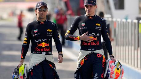 Max Verstappen (r) von Oracle Red Bull und Teamkollege Sergio Perez kämpfen in dieser Saison um die Weltmeisterschaft.