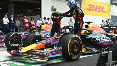 Red-Bull-Pilot Sergio Pérez (l) gratuliert seinem Teamkollegen Max Verstappen zum Sieg.