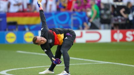 Deutschlands Torwart Manuel Neuer erwärmt sich vor dem Spiel.