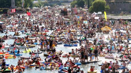 Beim Nabada am Schwörmontag werden sich auch dieses Jahr wieder Tausende Menschen auf der Donau tummeln. Neben den wilden Nabadern gehen 15 Themenboote an den Start.