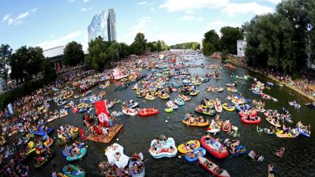 Hunderte Menschen stürmten beim Nabada in Ulm die Donau.