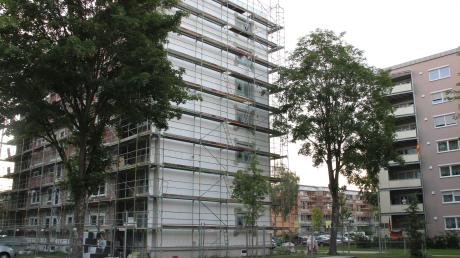 Die Sanierung der Wohnanlage Haus Nummer 79 (links) der Gemeinnützigen Bau- und Siedlungsgesellschaft in der Richard-Wagner-Straße ist in vollem Gange. Ende des Jahres soll das 1,6 Millionen-Euro-Projekt beendet sein. 