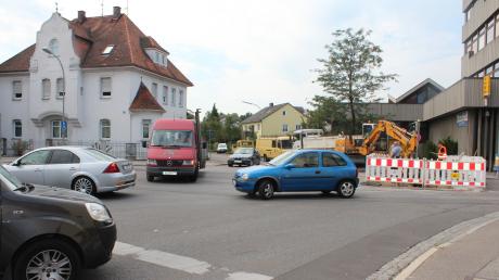 Jetzt wird es an der Baustelle bei der Post in Neuburg an der Donau eng. Dort werden Gas- und Wasserleitungen erneuert. Foto: Stich