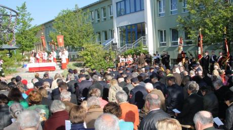 Hunderte von Menschen hatten sich im Schulhof eingefunden, um zusammen mit dem Ortsgeistlichen, Pfarrer Thomas Brom, den Gottesdienst im Freien zu feiern. 