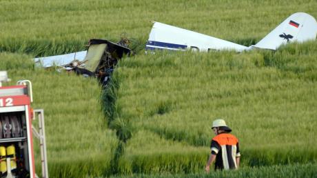 Nur gut 500 Meter nachdem sie auf dem Egweiler Flugplatz gestartet war, geriet die Klemm 107 ins Trudeln und stürzte in ein Getreidefeld. Der 23-jährige Pilot, ein gleichaltriger Freund sowie dessen 15-jährige Cousine waren auf der Stelle tot. 