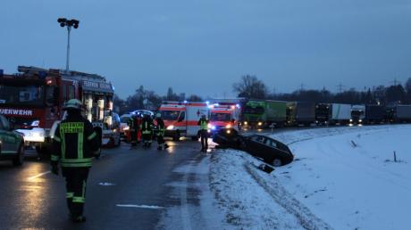 Tödlicher Unfall auf der Staatsstraße 2335 bei Kösching. Ein 33-Jähriger stirbt und drei weitere Personen werden verletzt.  	 	