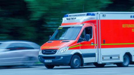 Während die Eltern und zwei der Kinder mit dem Rettungswagen in umliegende Krankenhäuser gebracht wurden, musste der Achtjährige mit dem Hubschrauber ins Klinikum Ingolstadt geflogen werden.
