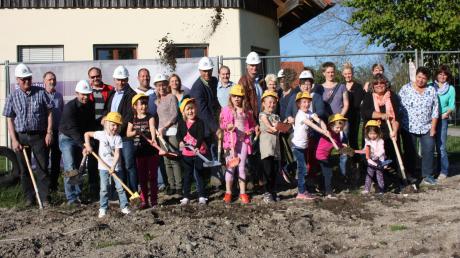 Mit dem obligatorischen Spatenstich starteten Kinder und Erwachsene die Bauarbeiten zur Erweiterung des Kindergartens in Ludwigsmoos.