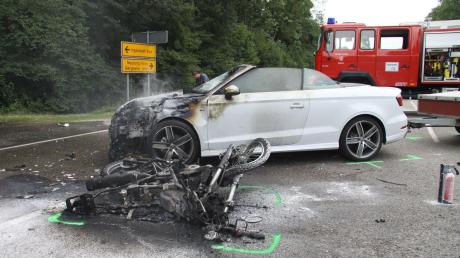 Schrecklicher Unfall bei Buxheim im Landkreis Eichstätt: Der 16-jährige Fahrer des Krads stirbt noch am Unfallort. Sein 14 Jahre alter Sozius überlebt schwerverletzt.