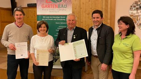 Grund zur Freude hatten die Geehrten Johann Bauer (von links), Barbara Wäcker und Vitus Lautner. Bürgermeister Thomas Mack und Vorsitzende Gisela Mandlmeier gratulierten. 