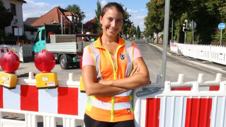 Die 27-jährige Bauingenieurin Alexandra Vogl aus Sinning ist als Bauleiterin der Firma Richard Schulz unter anderem für die Sanierung von Straßen verantwortlich.