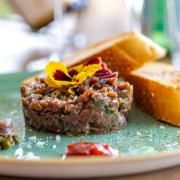 Tartar vom Dry-Age-Rindfleisch als Vorspeise - eine der Spezialitäten des View in Neuburg. 