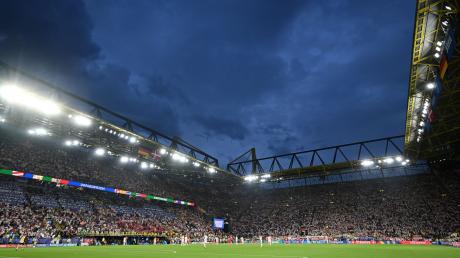 Ein Mann kletterte während der Partie Deutschland gegen Dänemark aufs Dach des Stadions.