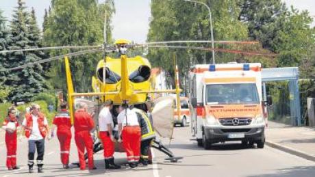 Auf der Wemdinger Straße landete am Samstagmittag der Rettungshubschrauber. Ein 82-jähriger Radfahrer war gestürzt und hatte sich schwere Kopfverletzungen zugezogen.
