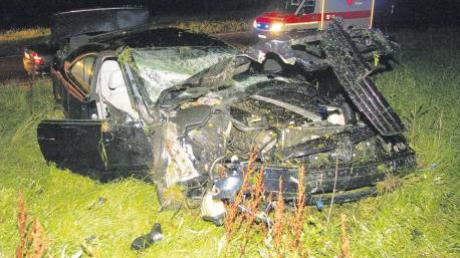 Der Mercedes des Flüchtenden überschlug sich mehrfach, bevor er abseits der Straße liegen blieb. Der Fahrer wurde bei dem Unfall lebensgefährlich verletzt. 