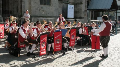 Musikverein Usseltal spielt bei der Konzertreihe „Musik auf dem Marktplatz“.  

