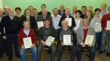 Zahlreiche langjährige Mitglieder wurden bei der Generalversammlung des Musikvereins Unterschneidheim geehrt. Einige sind bereits seit 60 Jahren im Verein. 	
